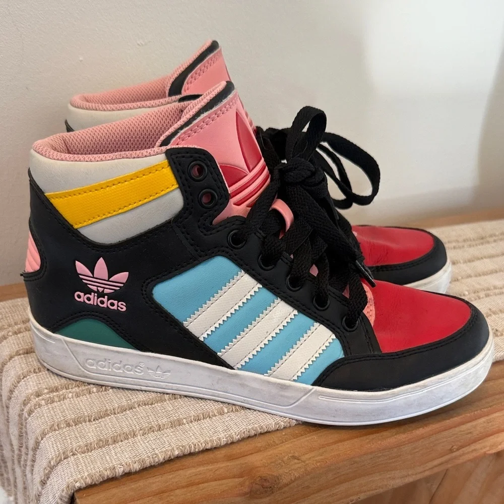 Adidas Originals Hard Court High J sneakers in a multicolor colorway Size 4youth